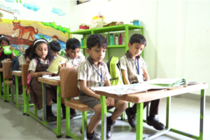 students sitting on bench best english medium school in calicut